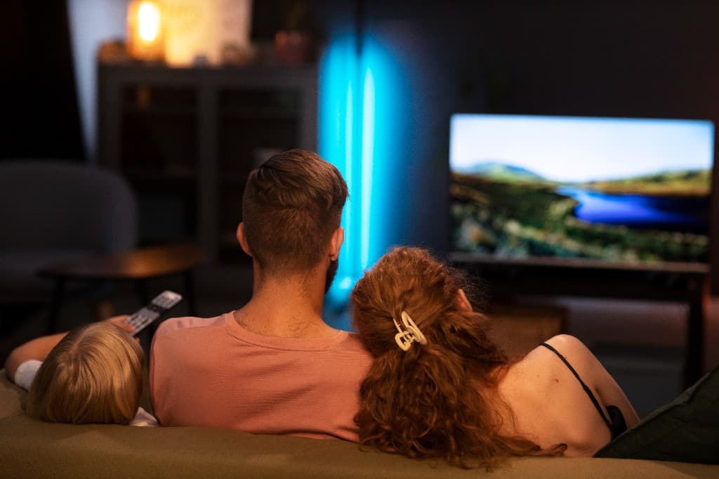 Familia viendo Arista TV